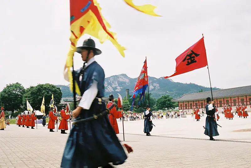 File:Gyeongbokgun-Changing.Guards-03.jpg