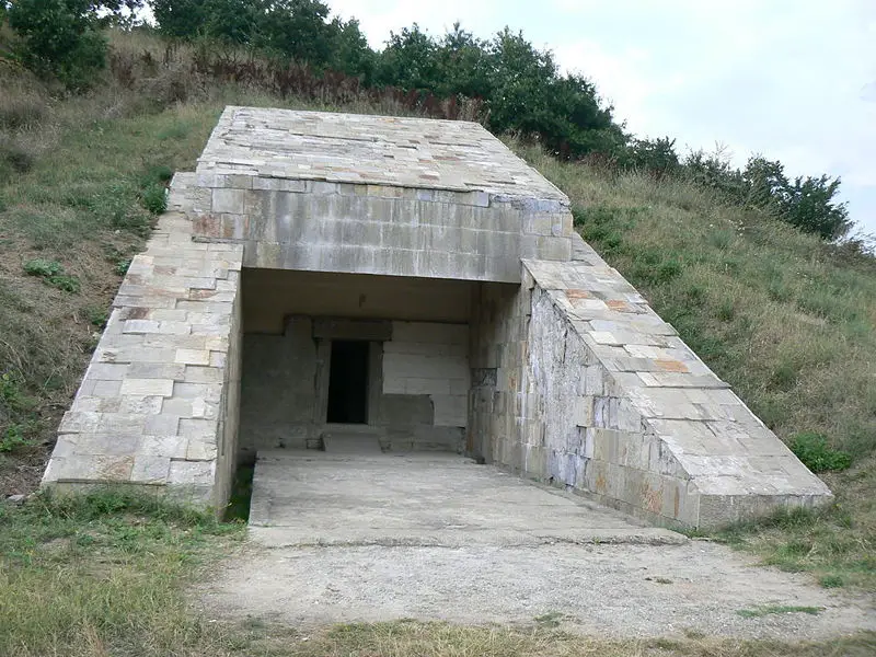 File:Thracian-tumulus-Strelcha.jpg