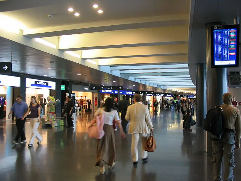 File:Zurichairportshopping.jpg