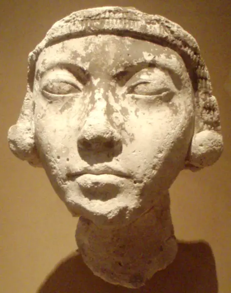 File:FaceOfAYoungAmarnaWoman-ThutmoseWorkshop MetropolitanMuseum.png