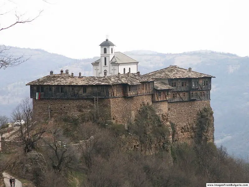 File:Glozhene-monastery-imagesfrombg.JPG