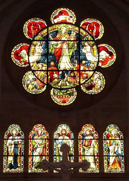 File:Leuben - Himmelfahrtskirche Altarfenster.jpg
