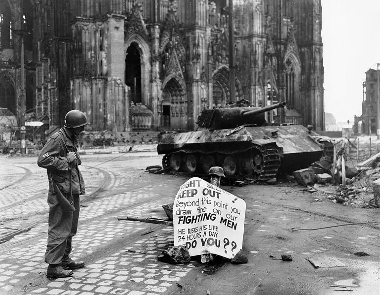 File:Warning sign in cologne.jpg