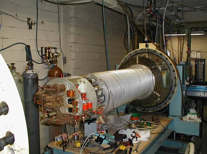 File:2mv accelerator-MJC01.jpg