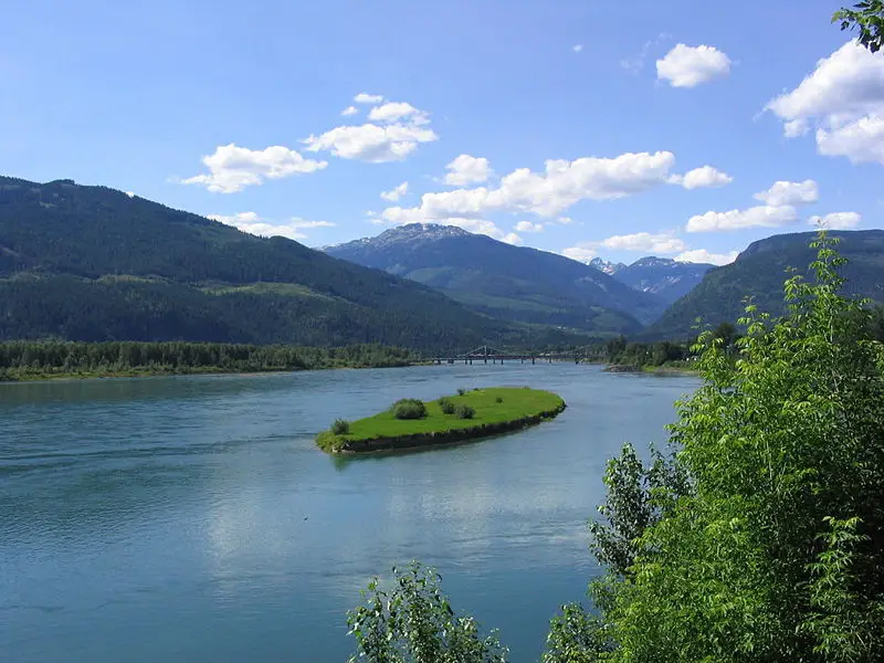 File:Columbia River Revelstoke.jpg