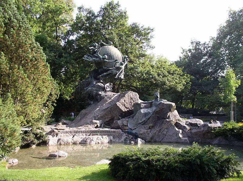 File:Weltpostdenkmal Bern.jpg