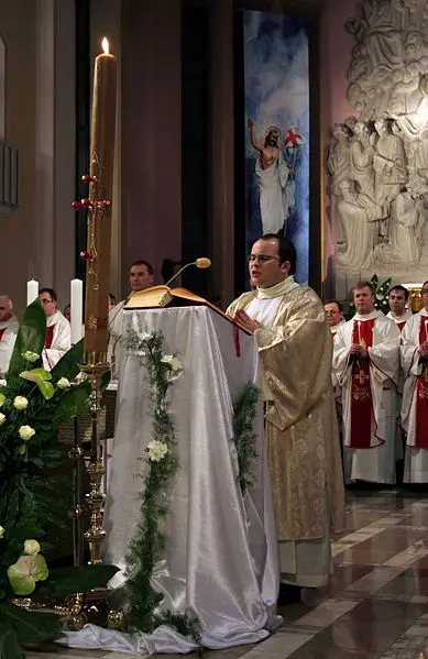 File:DeaconsingingExsultet2007.jpg