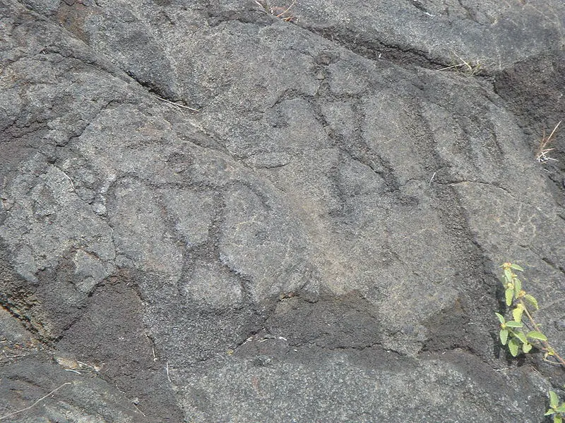 File:Hawaii petroglyph men.jpg
