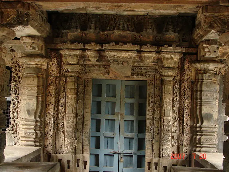 File:Nagaresvara Temple doorpanels.JPG