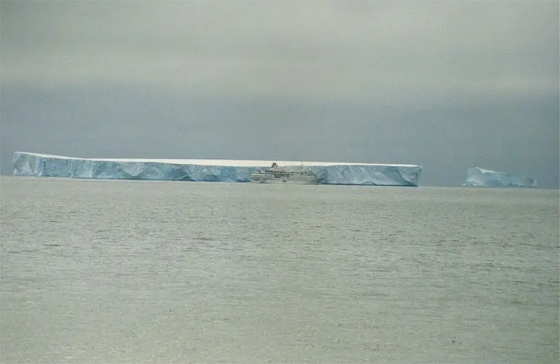 File:Cruis ship and iceberg.jpg