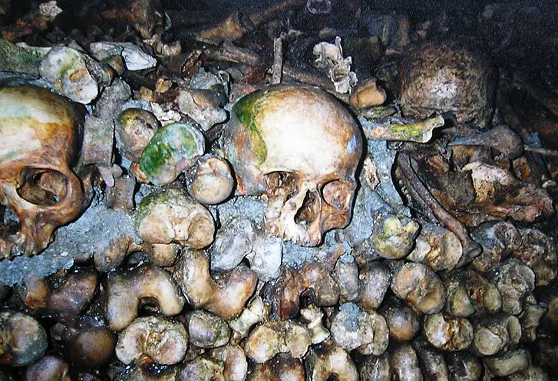 File:Paris catacombes.jpg