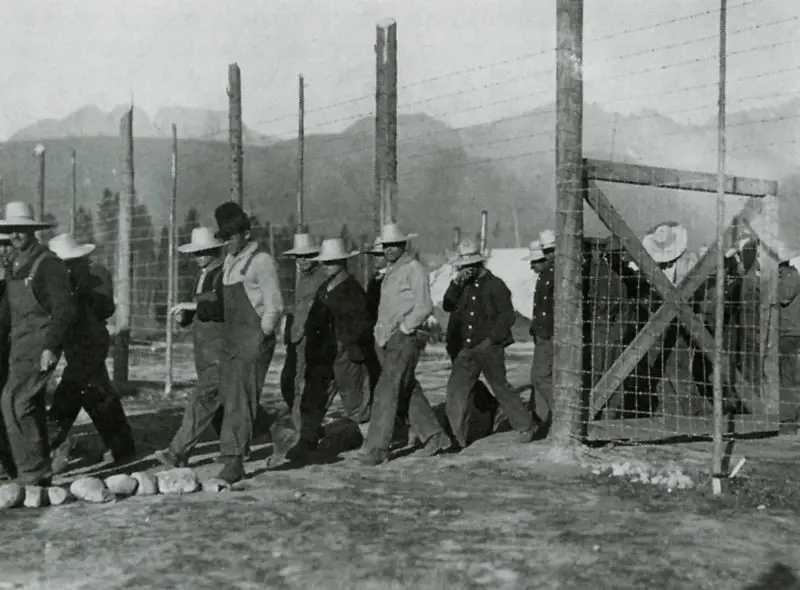File:Castle mountain camp 1915.jpg