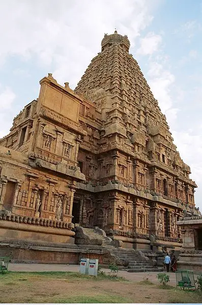 File:Brihadeshwara front right.jpg