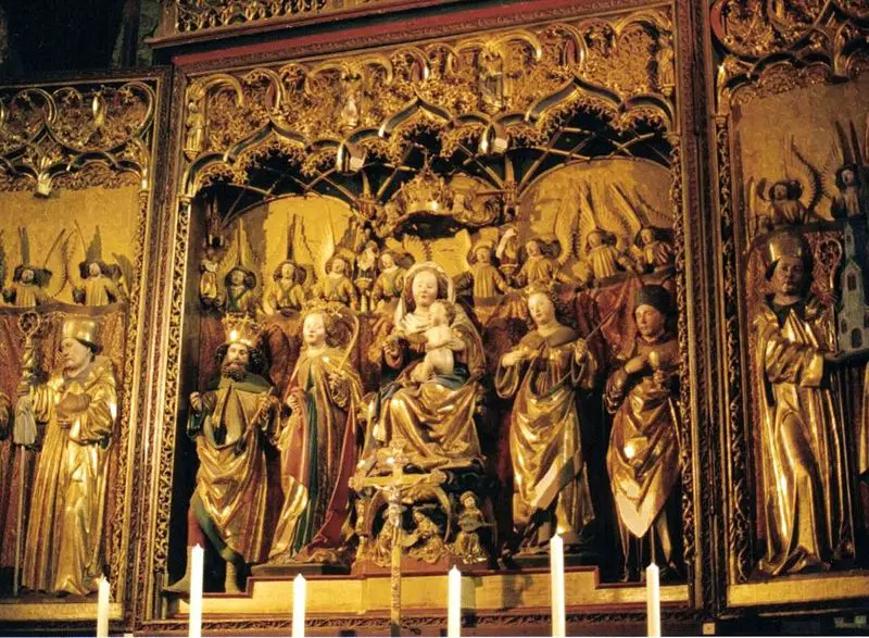 File:Chur Cathedral Switzerland Altarpiece.jpg