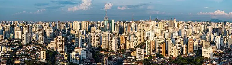 Skyline of São Paulo in 2024 from Aclimação. In the background, the buildings of Avenida Paulista, as well as Pico do Jaraguá to the right of the photograph.