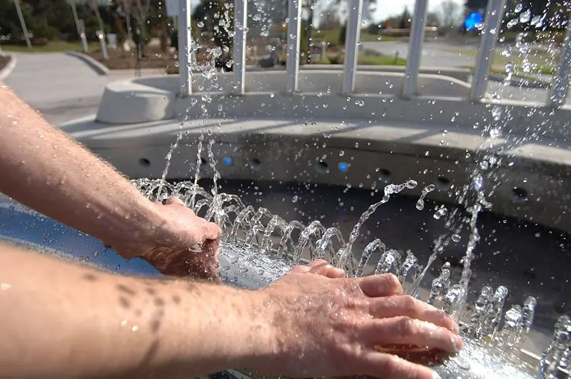 File:Hydraulophone45jets091.jpg