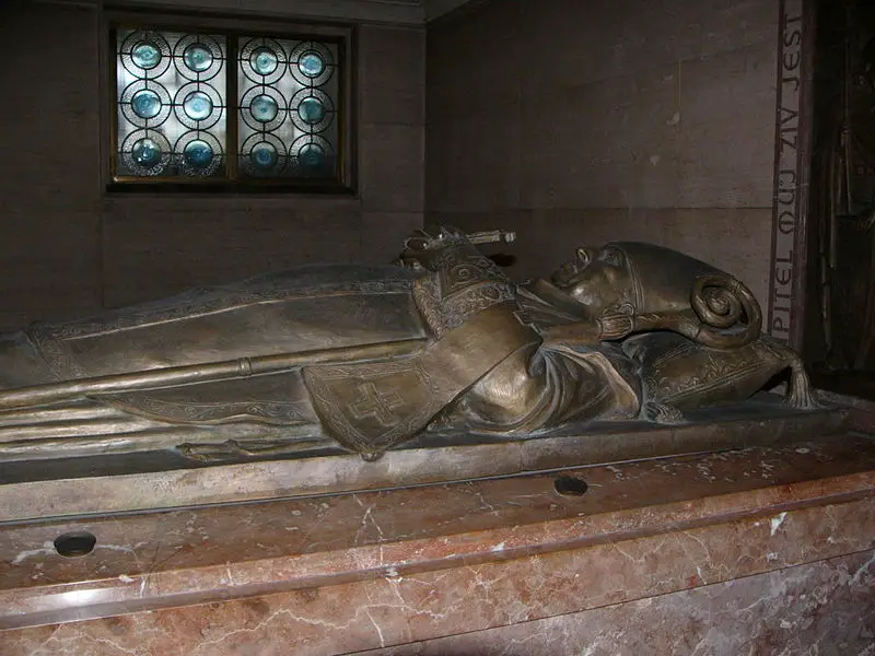 File:Leopold Precan - sarcophagus.jpg