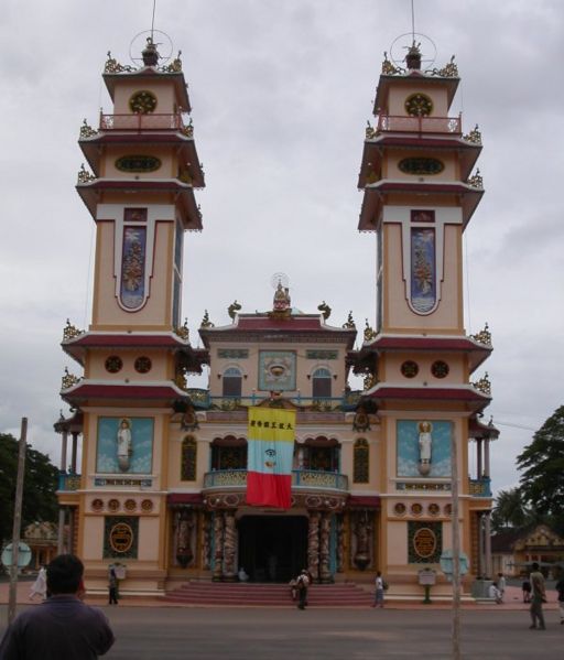 File:Cao-dai-temple1.jpg