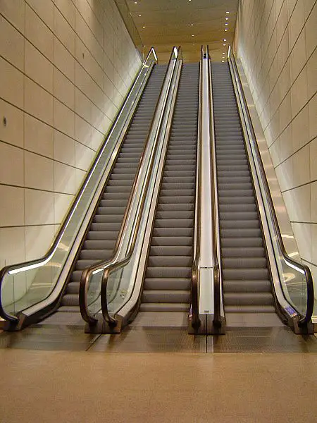File:Escalators Canary Wharf.jpg