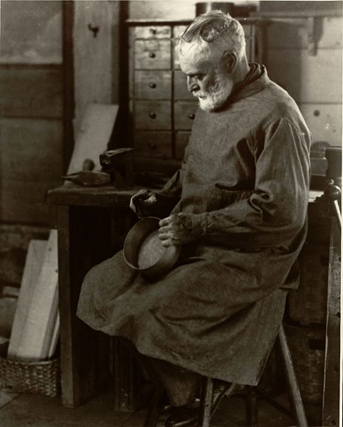 File:Shaker box maker.jpg