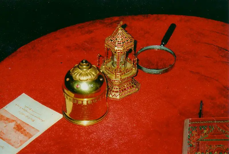 File:Buddha relics.JPG
