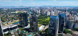 São Paulo Skyline from Itaim Bibi, highlighting Parque do Povo, Marginal Pinheiros, Jockey Club and Pico do Jaraguá (background).