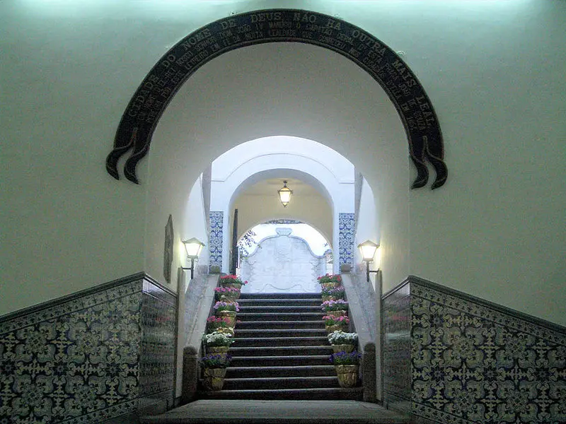 File:Leal Senado Inside.jpg