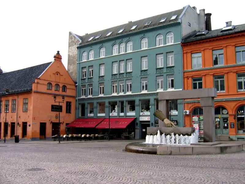 File:HanskenpaChristianiaTorv.jpg