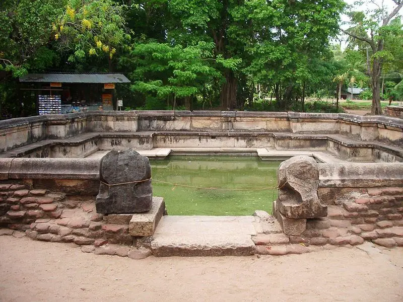 File:Polonnaruwa-jardins1.jpg
