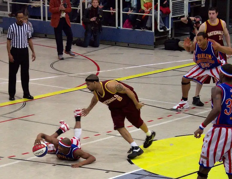 File:Harlem Globetrotters dribbling 04.jpg
