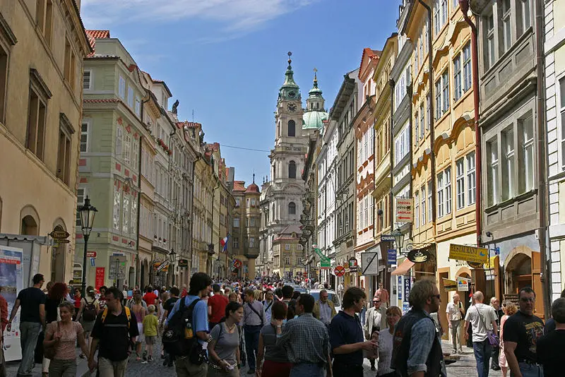 File:Prague crowd Malá Strana.jpg