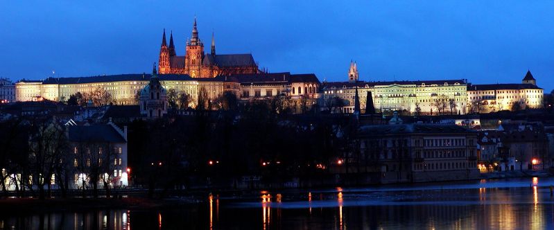 File:Hradcany vecer - Praha.jpg