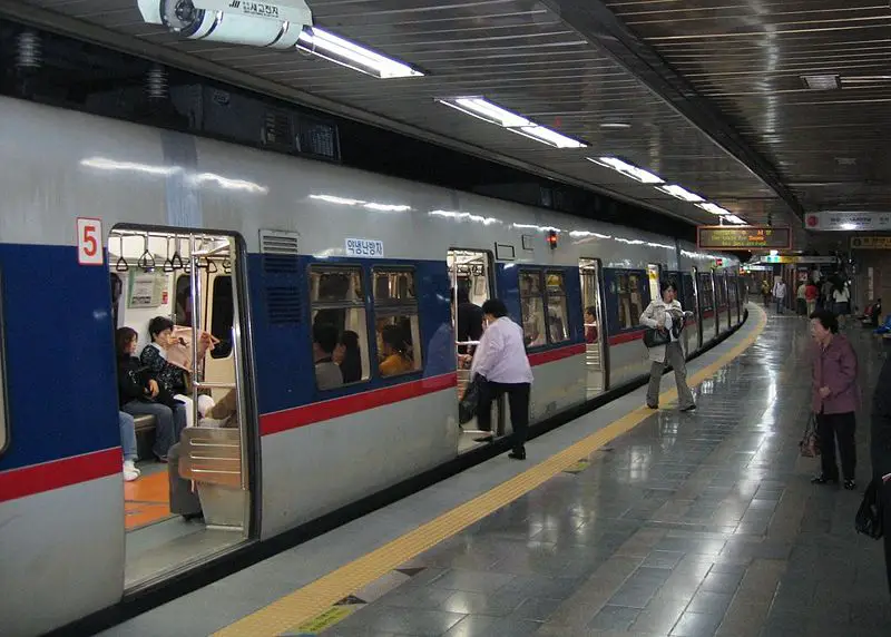 File:Subway seoul (xndr).jpg