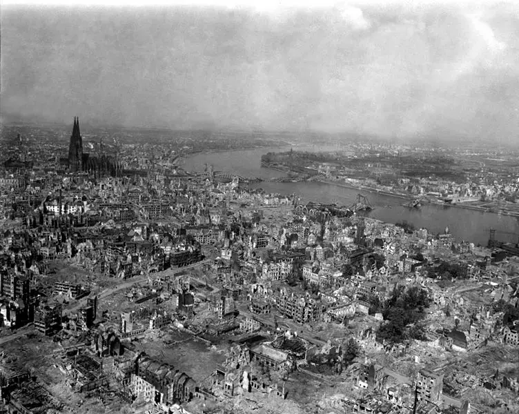 File:Koeln 1945.jpg