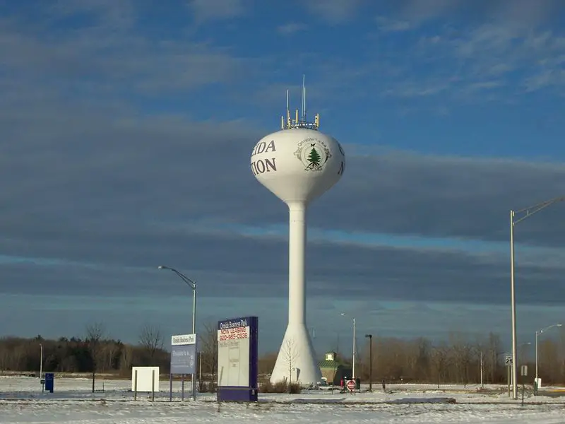 File:OneidaWisconsinWatertower.jpg