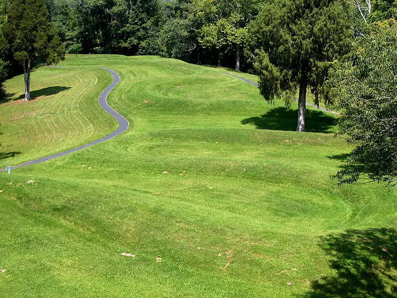 File:Serpent mound 8438.jpg