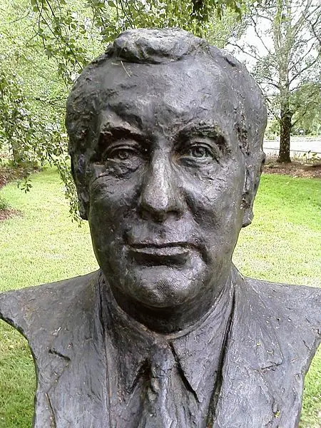 File:Gough Whitlam bust.jpg
