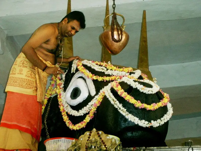 File:Priest in Bull Temple.jpg