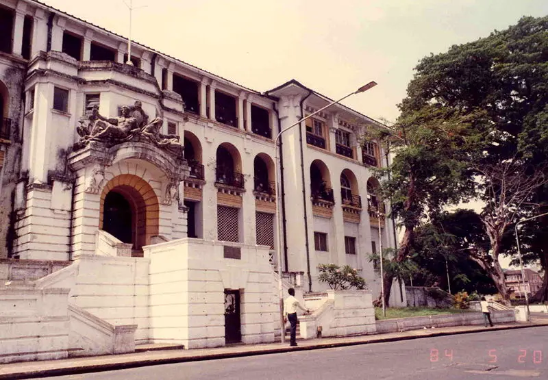 File:Freetown Court 1984.jpg