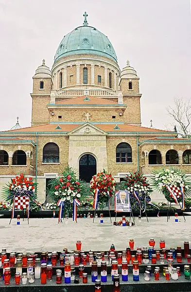 File:Tudjman grave mirogoj.jpg