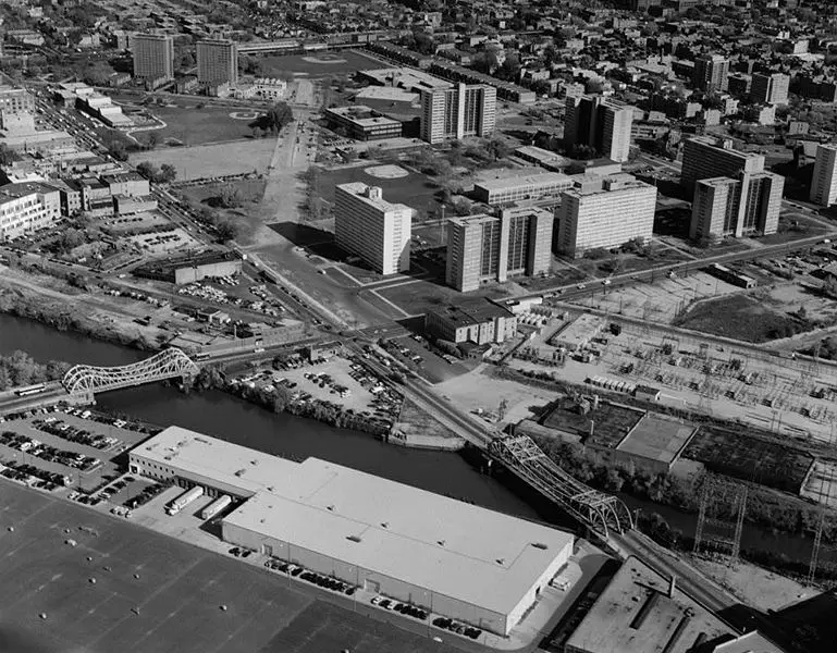 File:Cabrini Green Housing Project.jpg