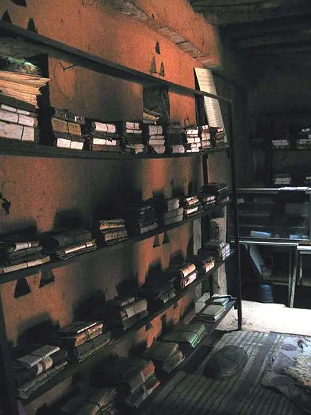 File:Chinguetti-biblio.jpg