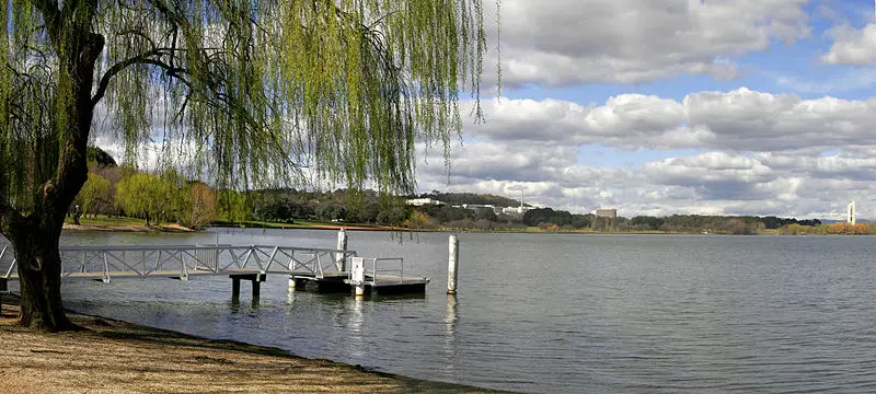 File:Lake burley griffin04.jpg