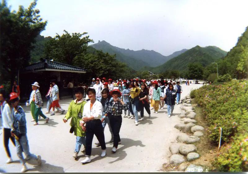File:Soraksan People Walking.jpg