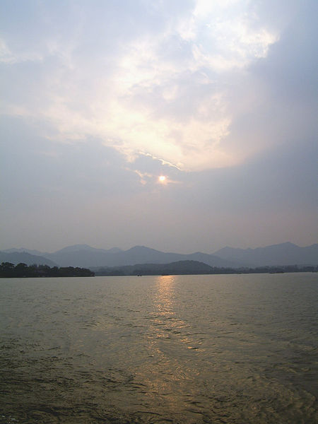 File:West Lake-sun.JPG
