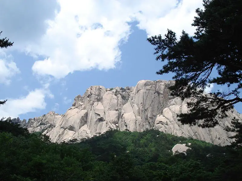File:Korean.Seoraksan-Ulsanbawi-01.jpg
