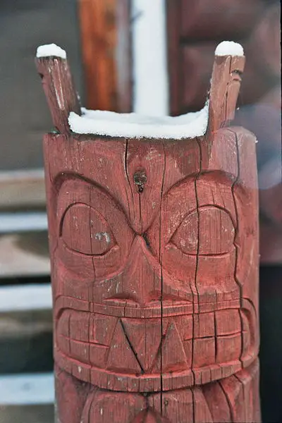 File:Saik'uz potlatch house totem.jpg