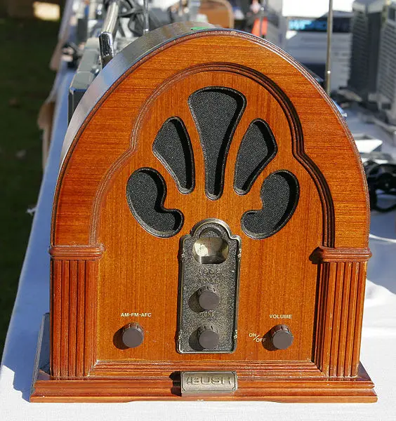 File:Old radio.jpg