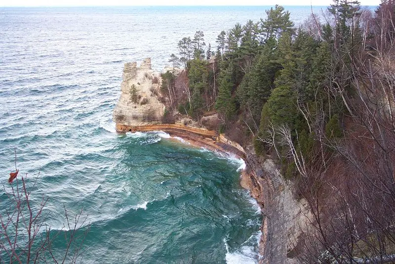 File:PicturedRocksLakeshoreMichigan.jpg
