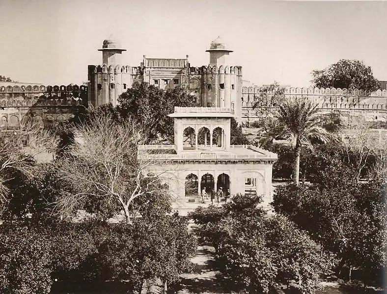 File:The Hazuri Bagh Pavilion(1870).jpg